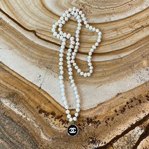 Vintage Chanel button pearl necklace 🖤🤍